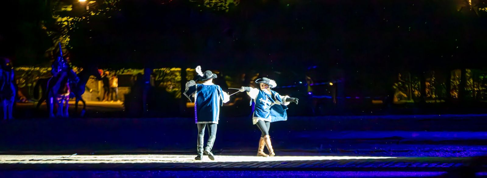 Deux mousquetaires s’affrontent dans un cercle de lumière