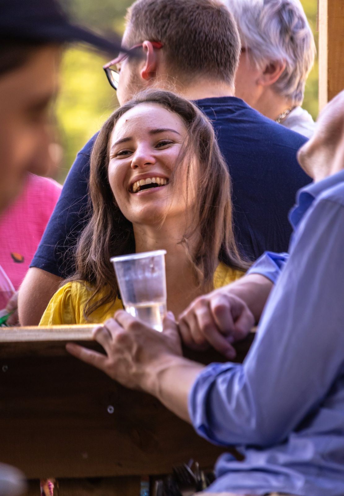 Une bénévole éclate de rire autour d’une table